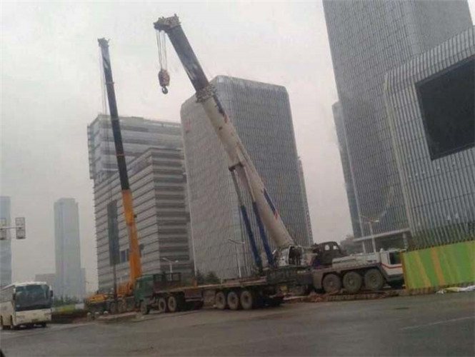 龙凤区“自动找平”—— 吊车的 “平地神器” 技术